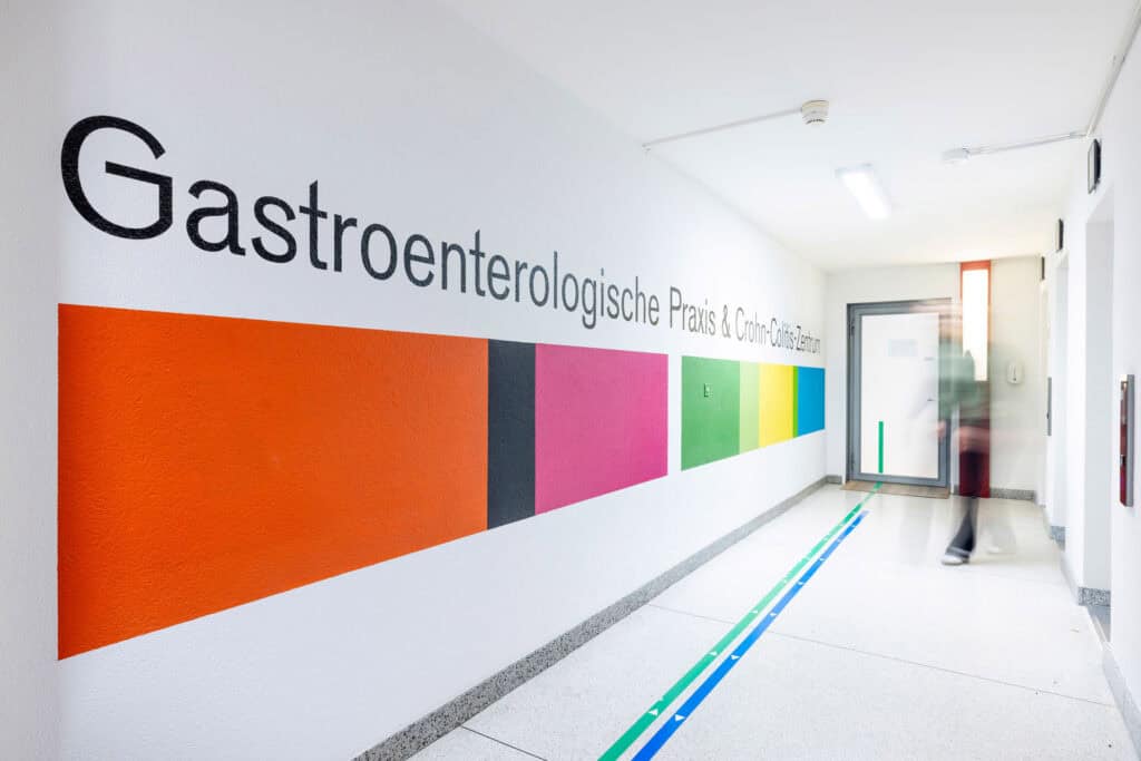 Modernes Endoskopiezentrum im Endoskopiezentrum mit freundlichem Ambiente und hochmoderner medizinischer Ausstattung für gastroenterologische Untersuchungen.