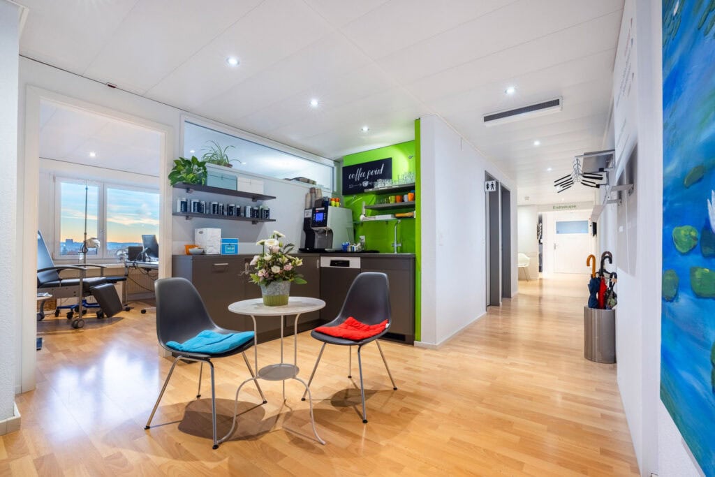 Modernes Büro mit Empfangsbereich, Sitzgelegenheiten und Blick auf die Stadt, ideal für Kunden und Mitarbeiter bei Intesto.
