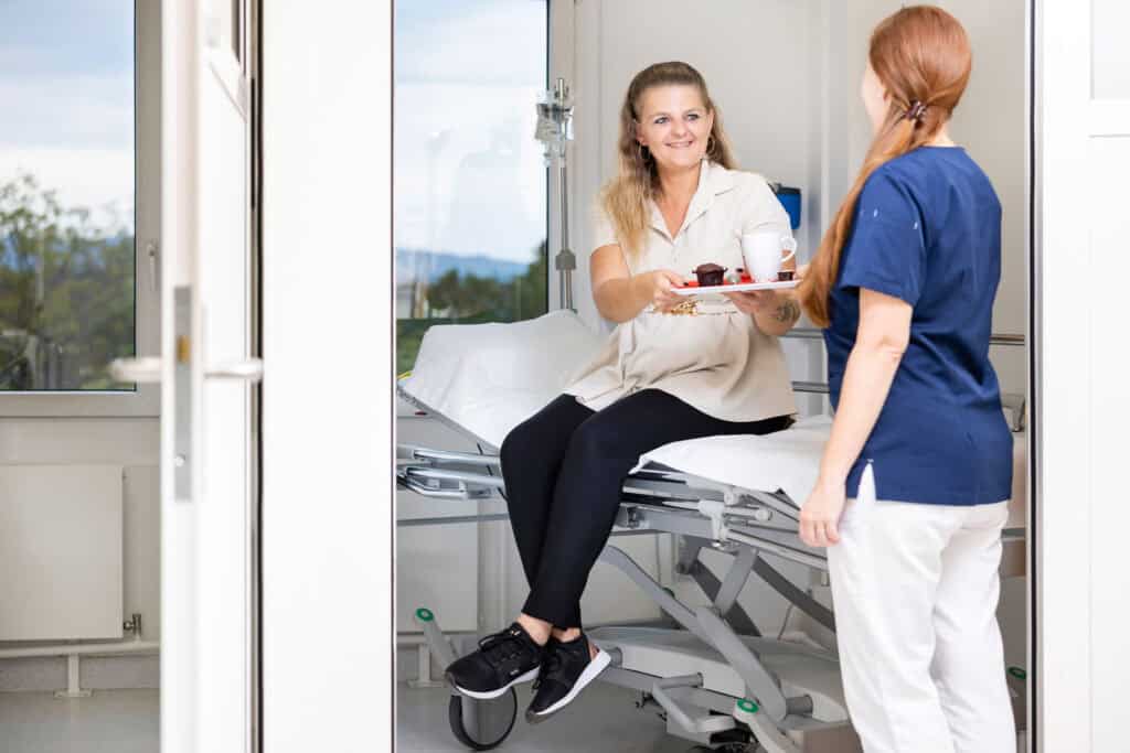 Patientin im Krankenhaus erhält Beratung von medizinischem Fachpersonal im Rahmen des Leistungsspektrums.