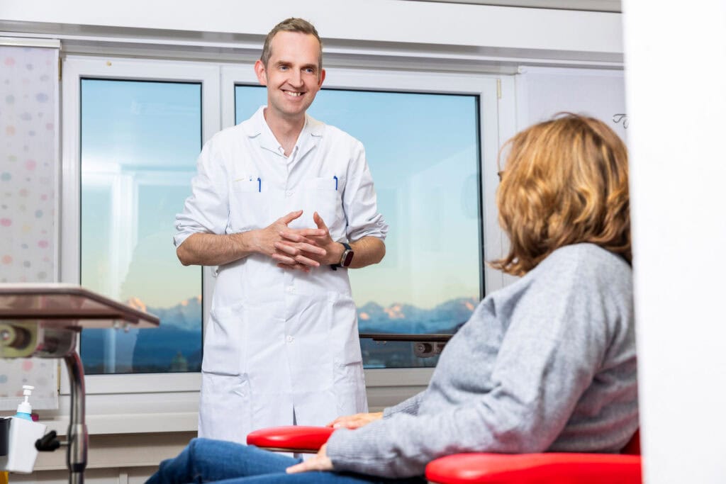 Chistoph Matter im Gespräch mit einer Patientin