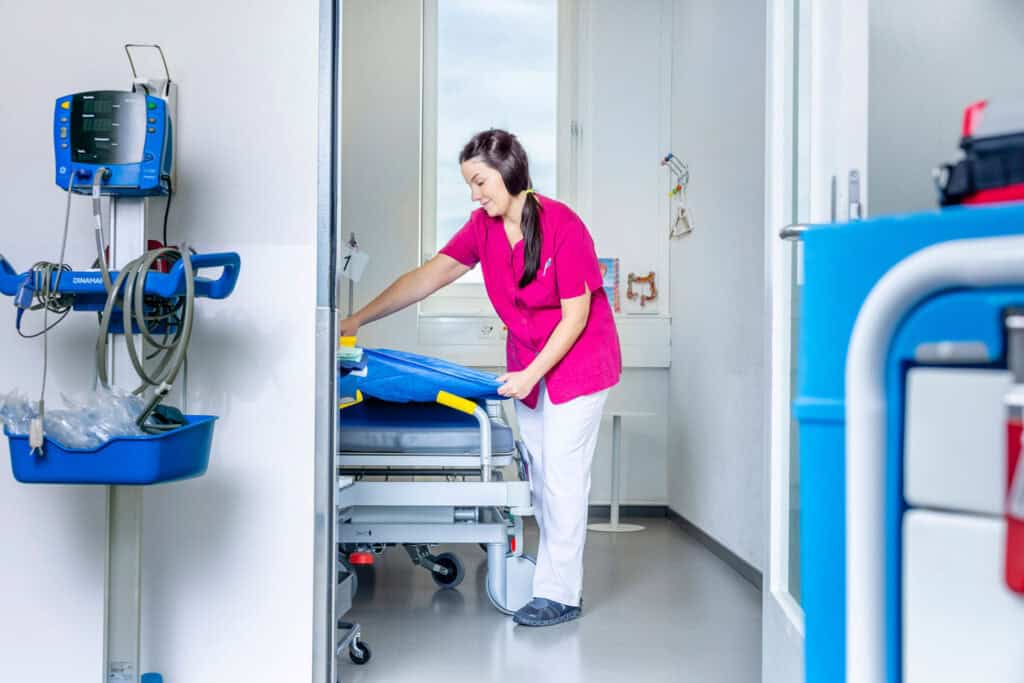 Pflegekraft bereitet medizinische Geräte für funktionale Diagnostik im Krankenhaus vor, um die Gesundheit der Patienten zu überwachen und zu verbessern.