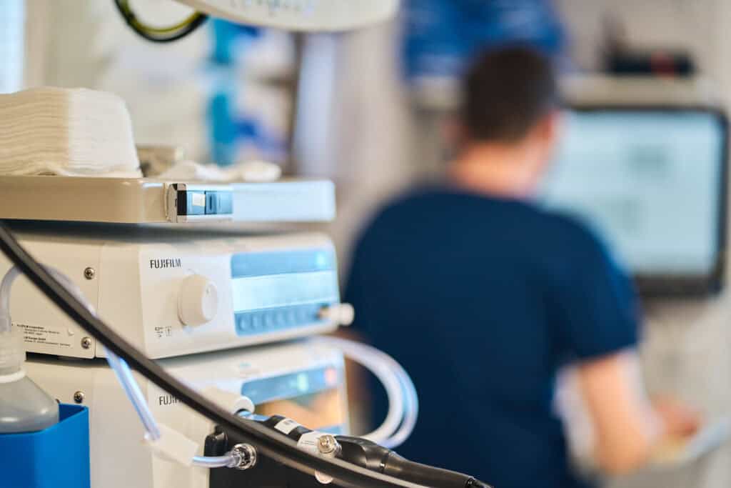 Intesto, medizinische Geräte in einer Klinik, mit Fokus auf Endoskopie und Diagnostik. Hochwertige medizinische Technologie für präzise Diagnosen und Patientenversorgung.
