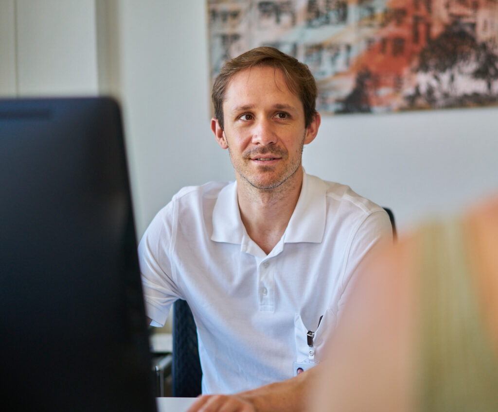 Nico Weber, Dr. med. Facharzt für Gastroenterologie und für Allgemeine Innere Medizin im Gespräch mit einer Patientin ©Renato Regli